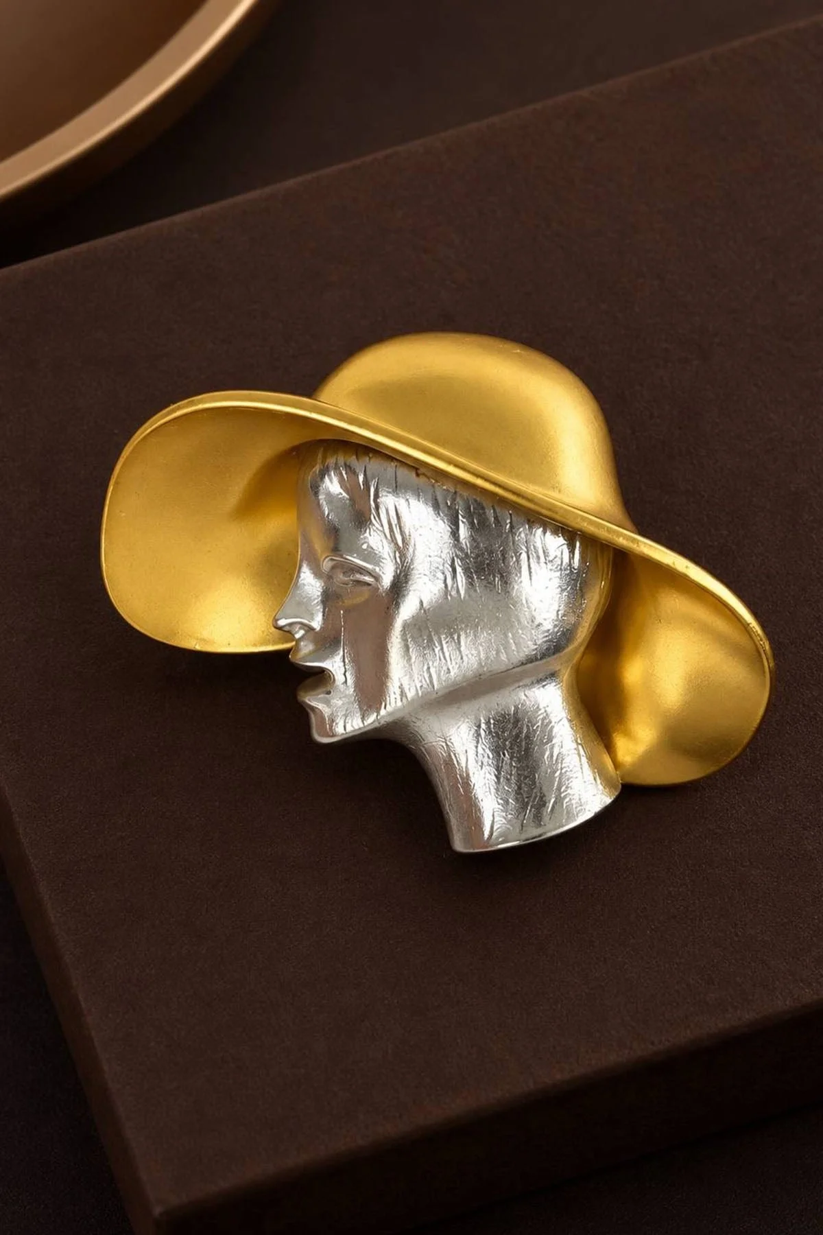 Karışık Renk Kadın Figürlü Broş
