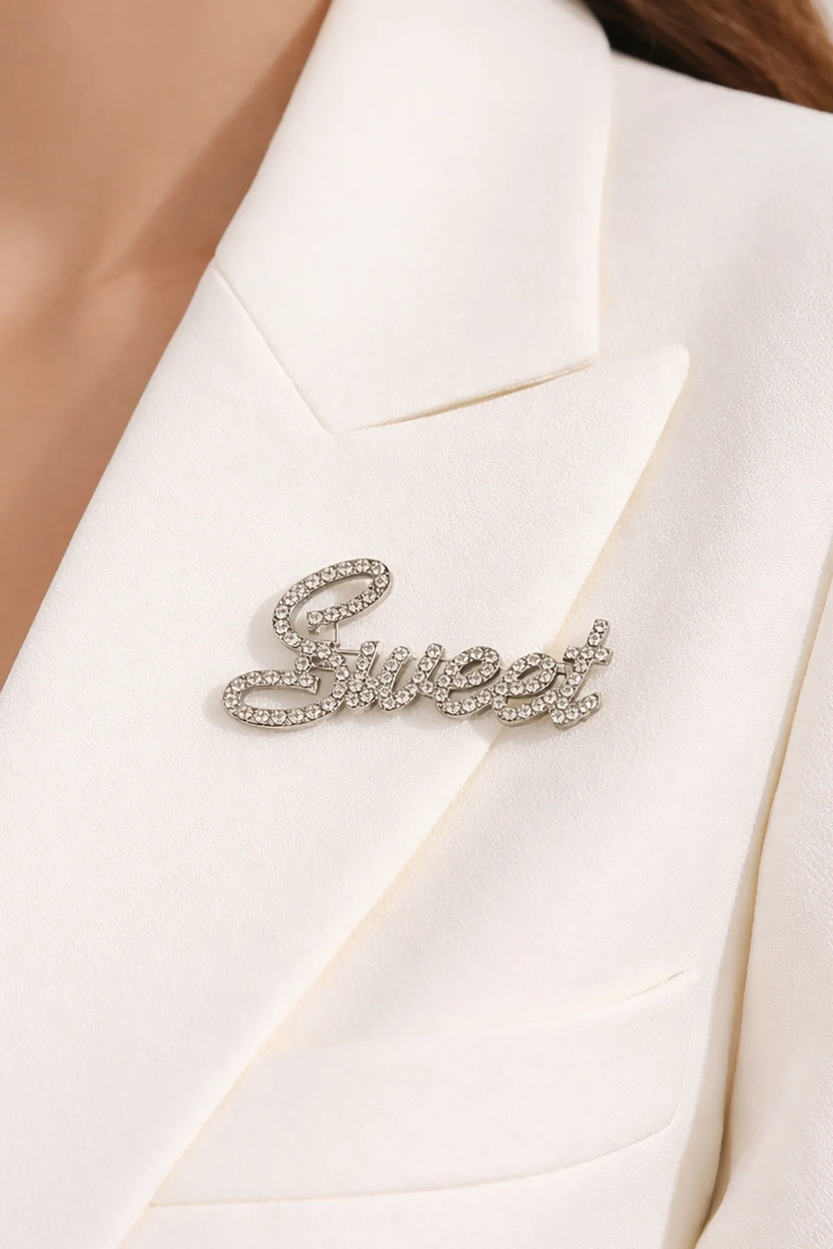 Gümüş Renk Sweet Yazılı Taşlı Broş