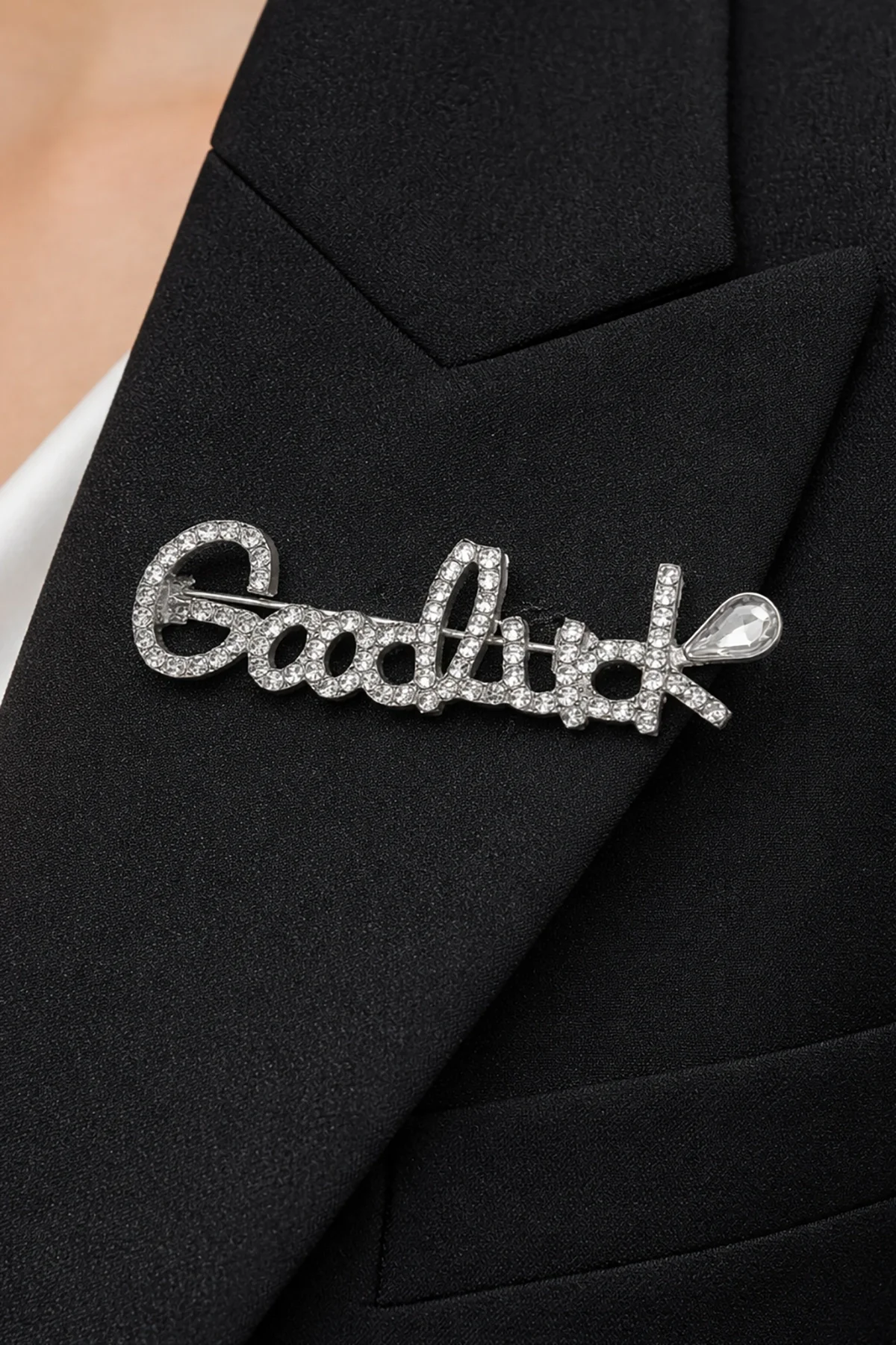 Gümüş Renk Good Luck Yazılı Taşlı Broş