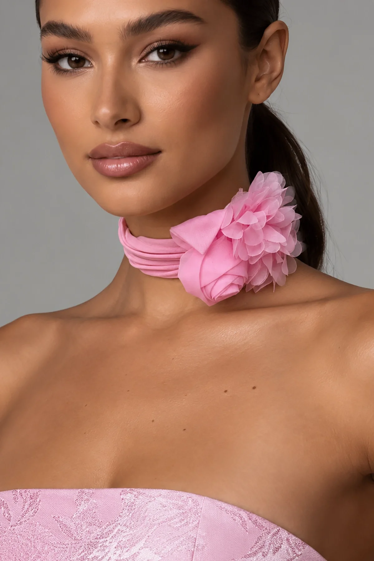 Açık Pembe Renk Çiçek Detaylı Choker Kolye