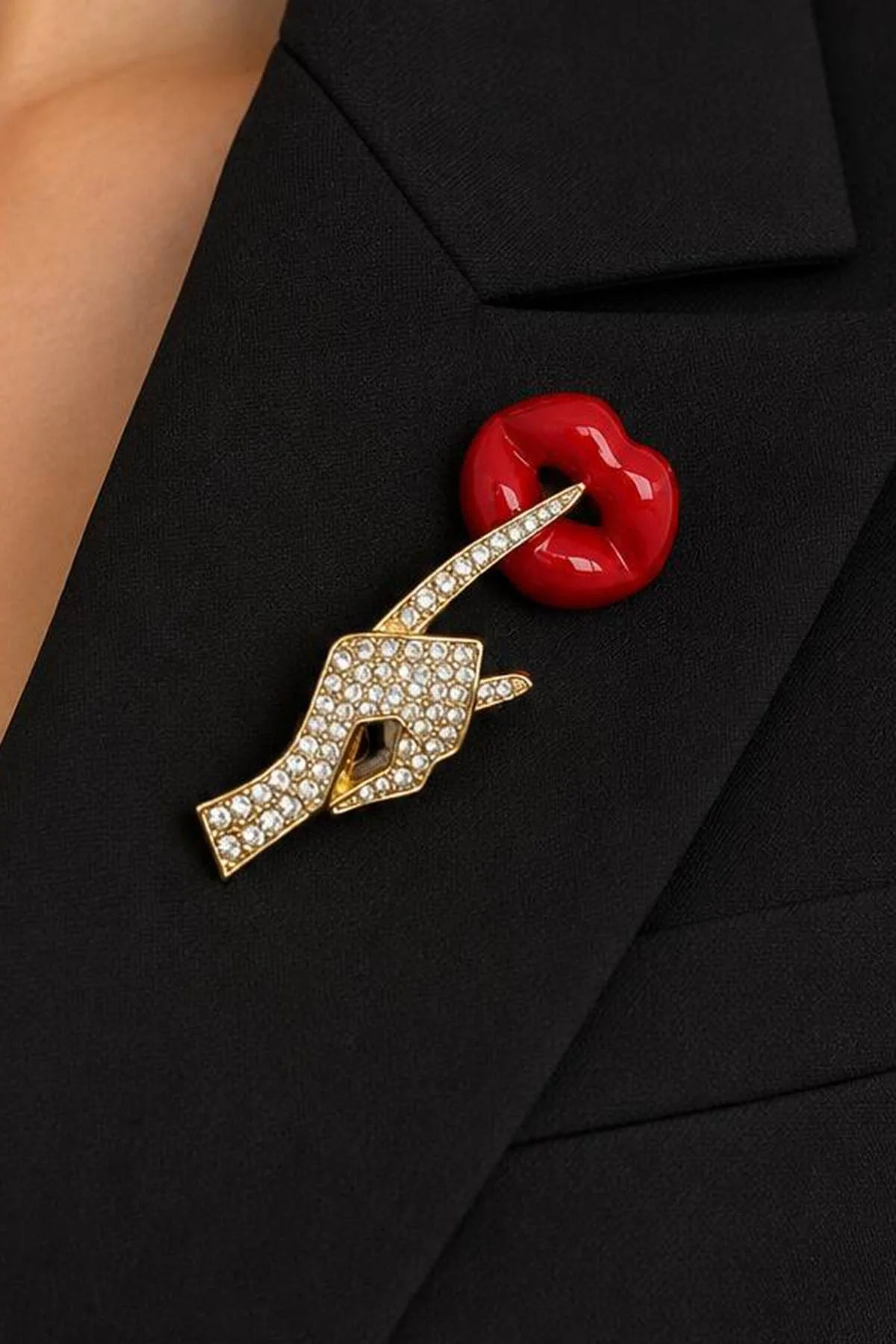 Dudak Ve El Figürlü Taşlı Broş