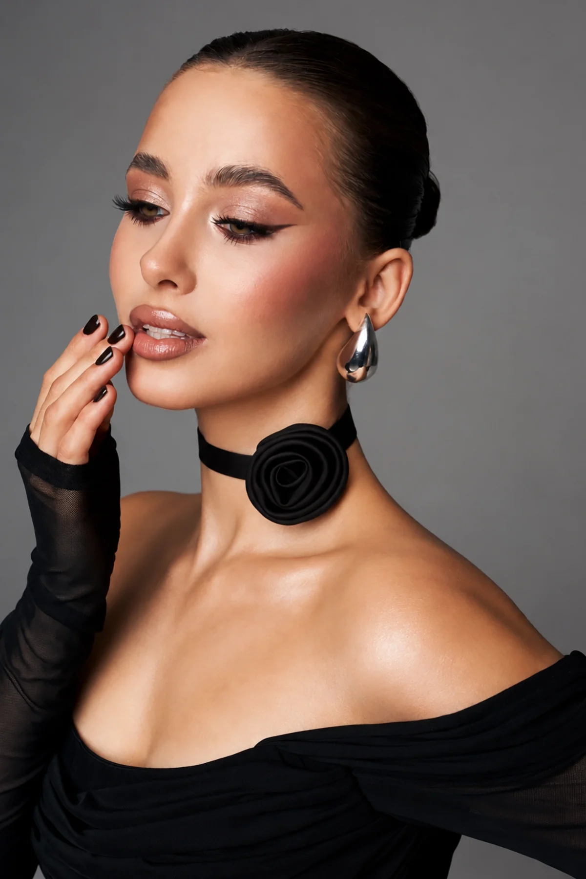 Siyah Renk Gül Detaylı Choker Kolye