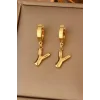 Altın Renk Y Harf Çelik Küpe (Çift)
