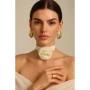 Krem Renk Gül Detaylı Choker Kolye