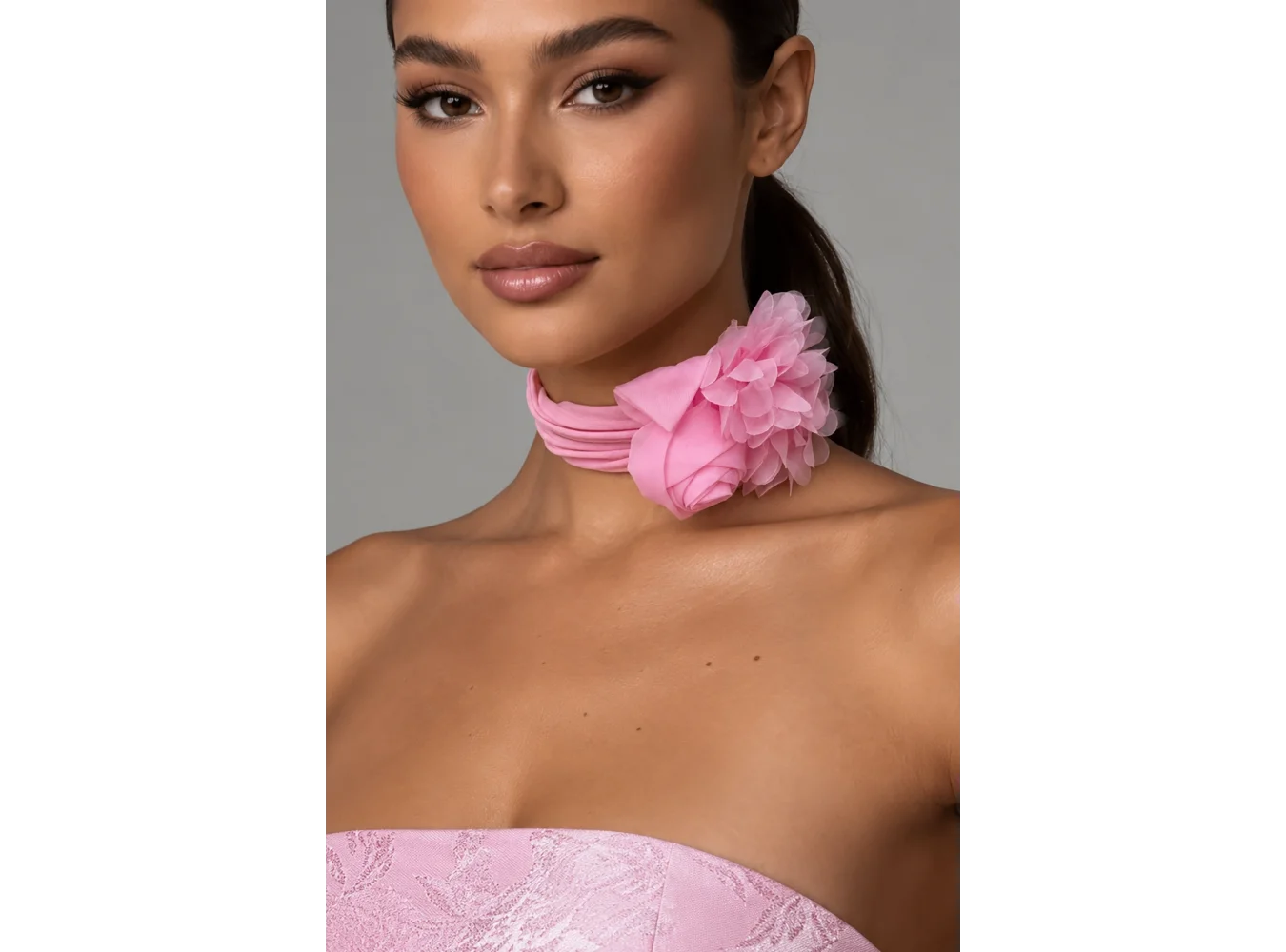 Açık Pembe Renk Çiçek Detaylı Choker Kolye