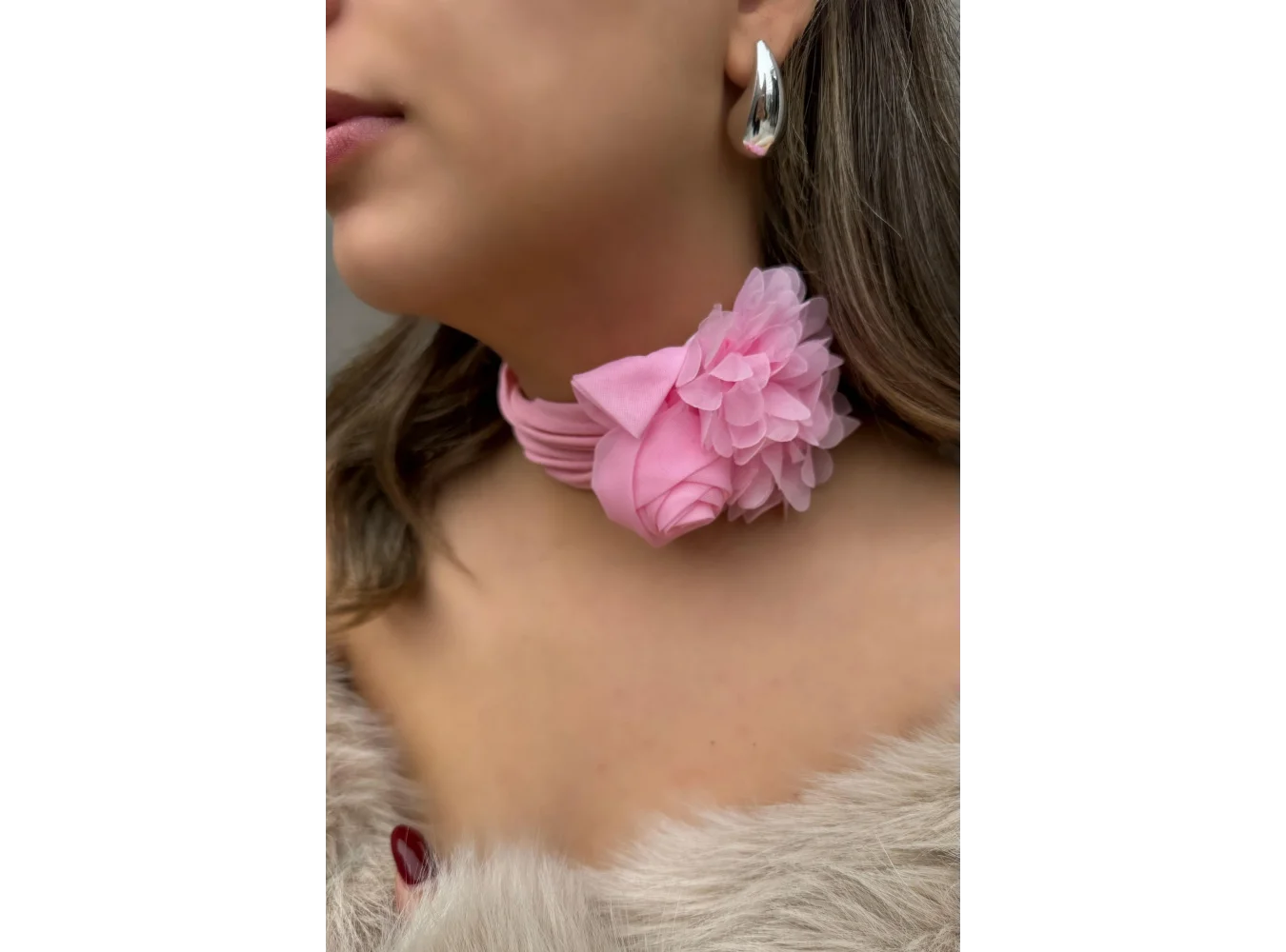 Açık Pembe Renk Çiçek Detaylı Choker Kolye