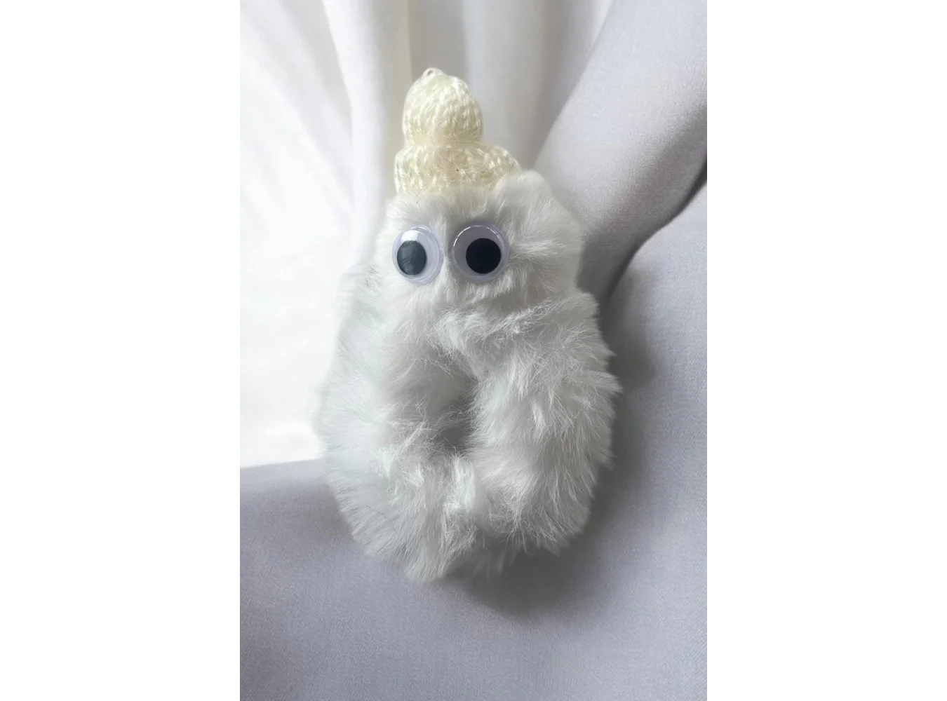 Beyaz Renk Canavar Figürlü Peluş Simit Toka