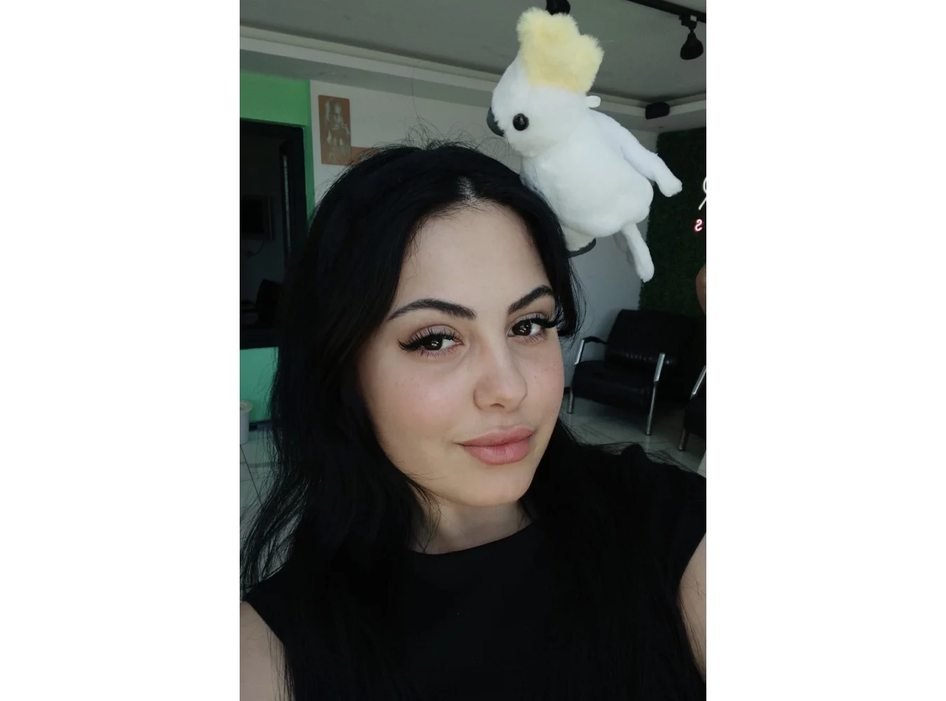 Beyaz Ve Sarı Renk Papağan Figürlü Taç
