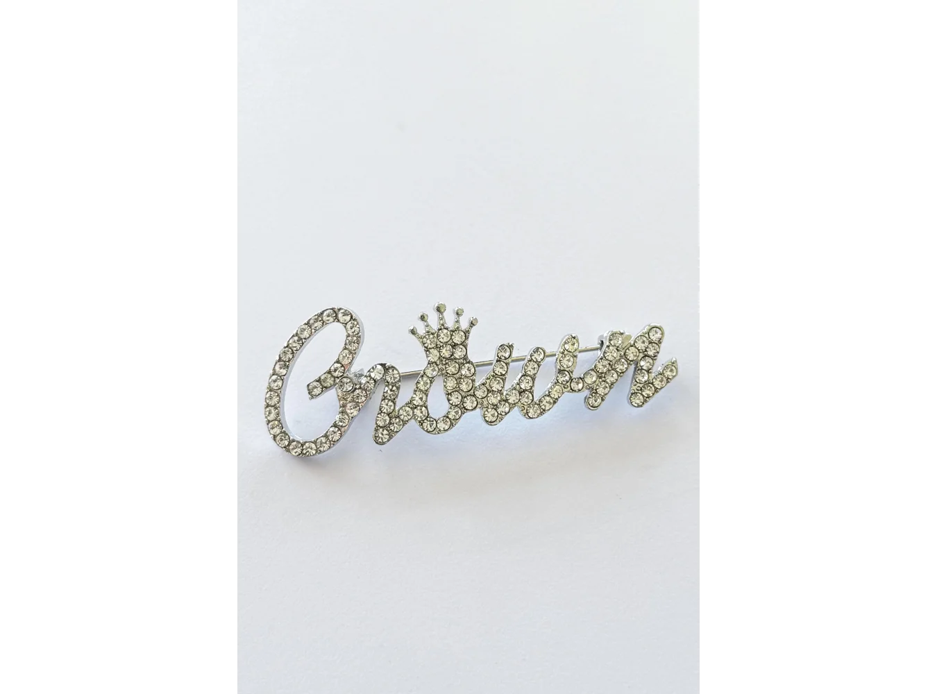 Gümüş Renk Crown Yazılı Taşlı Broş