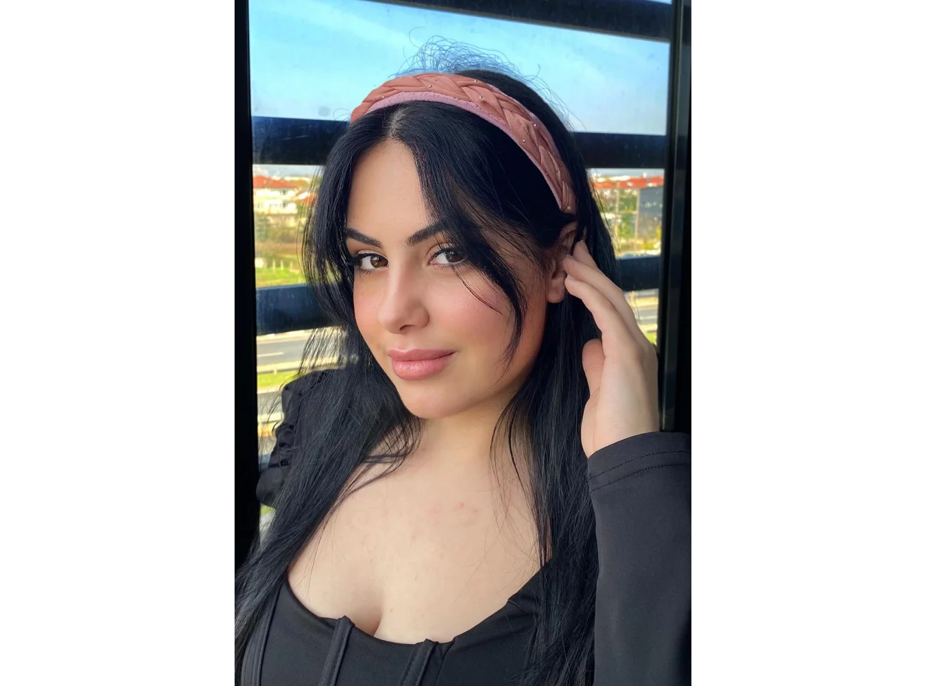 Koyu Pembe Renk Örgü Detaylı Taç