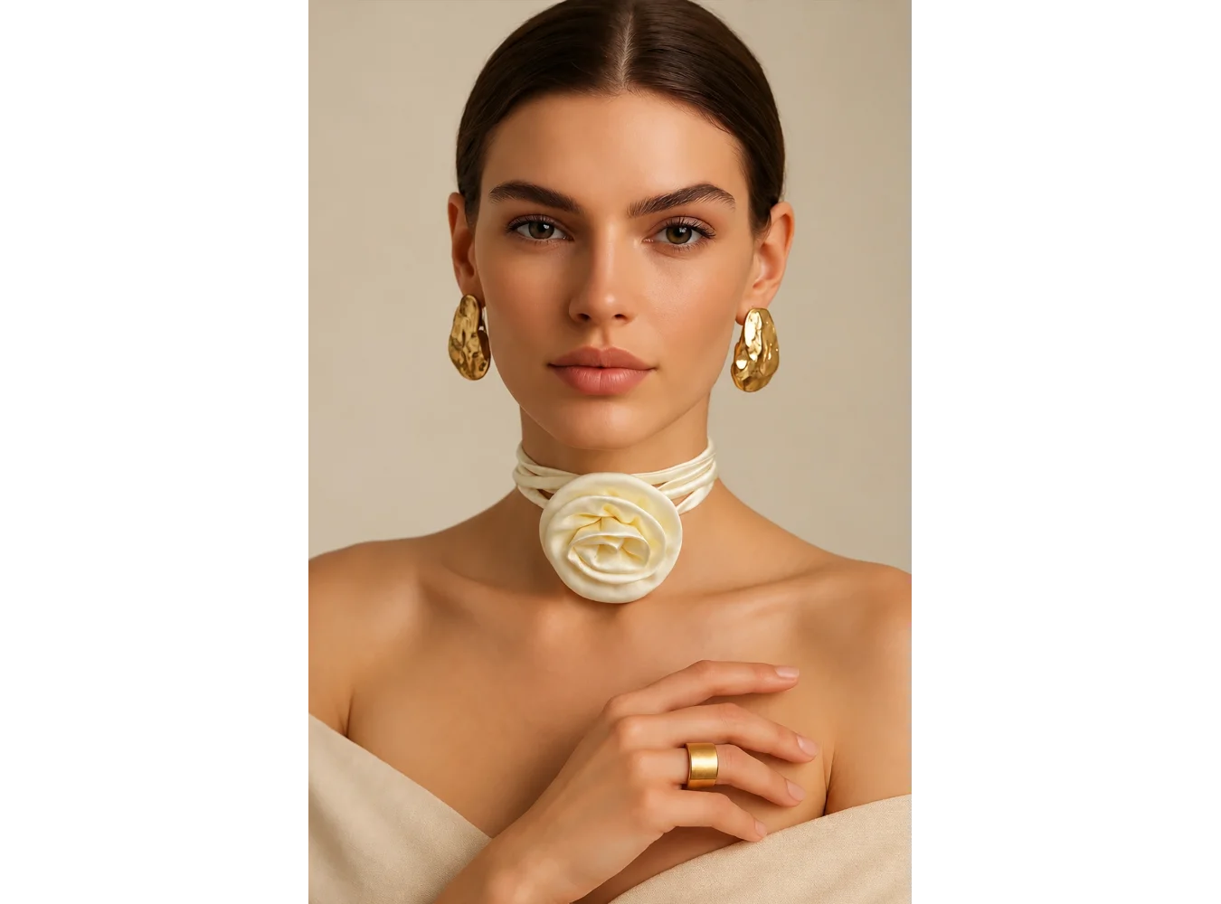 Krem Renk Gül Detaylı Choker Kolye