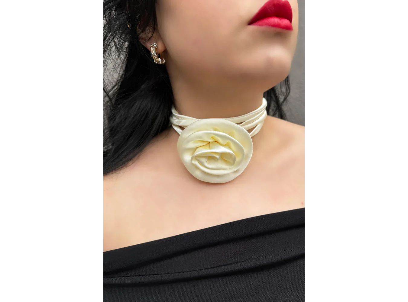 Krem Renk Gül Detaylı Choker Kolye