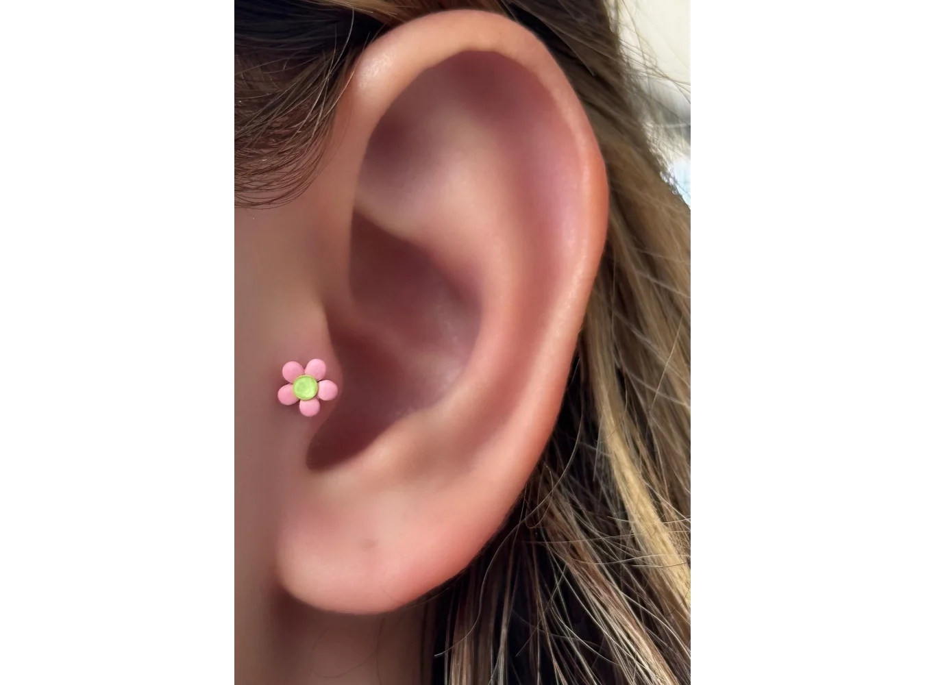 Pembe Renk Çiçek Figürlü Çelik Tragus/Kıkırdak Küpe/Piercing (Tek)