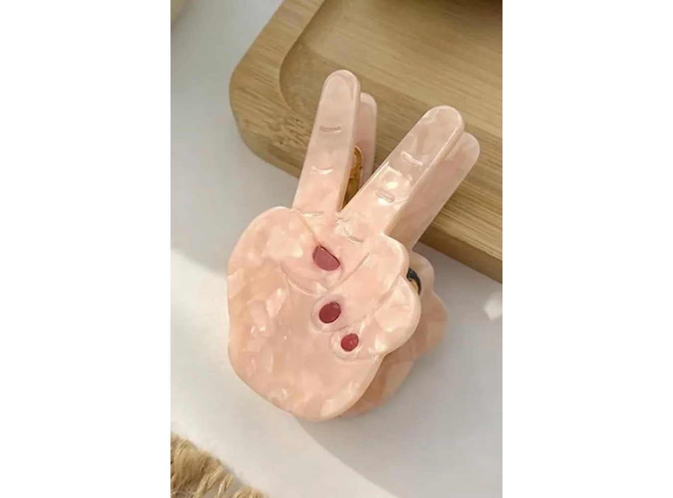 Pembe Renk El Figürlü Kemik Mandal Toka