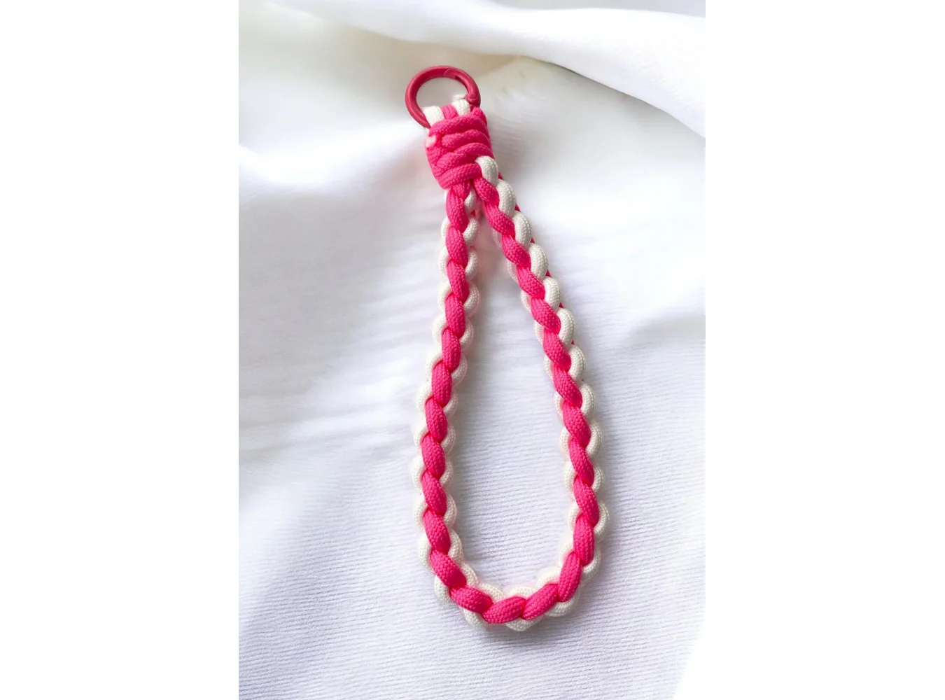 Pembe Renk İp Detaylı Telefon Aksesuarı