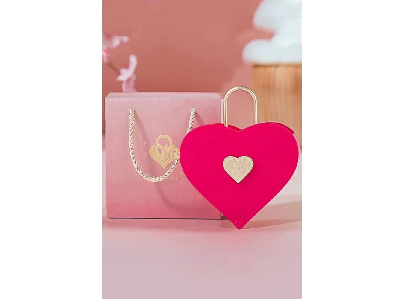 Pembe Renk Kalp Figürlü Karton Çanta Hediyeli Hediye Kutusu