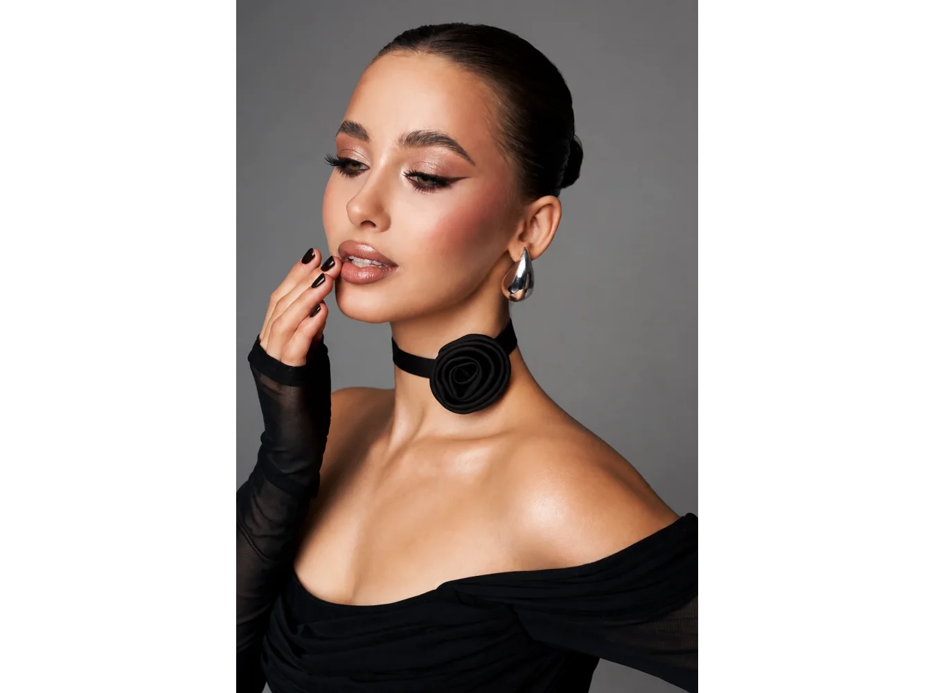 Siyah Renk Gül Detaylı Choker Kolye