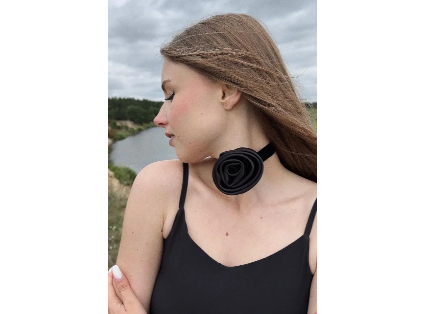 Siyah Renk Gül Detaylı Choker Kolye