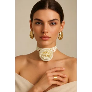 Krem Renk Gül Detaylı Choker Kolye
