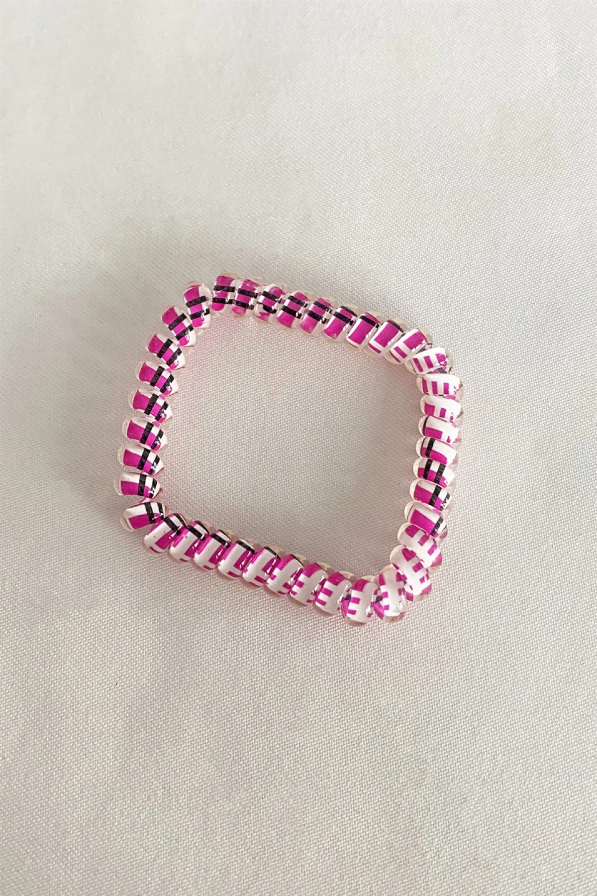 Pembe Renk Siyah Çizgili Helezon Lastik Toka