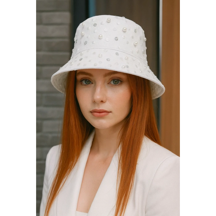 Beyaz Renk İnci Detaylı Kalp Figürlü Tasarım Şapka