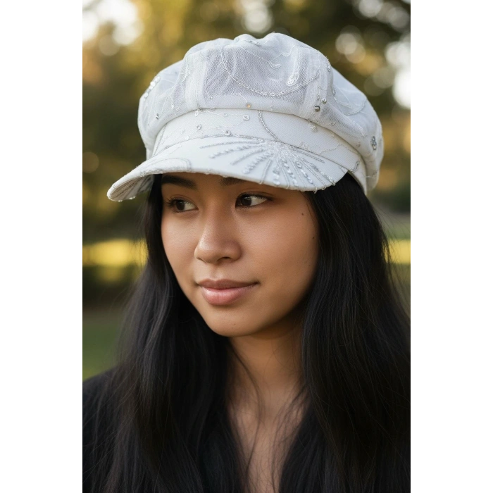 Beyaz Renk Pul Detaylı Tasarım Şapka