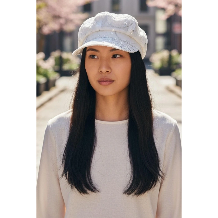 Beyaz Renk Pul Detaylı Tasarım Şapka