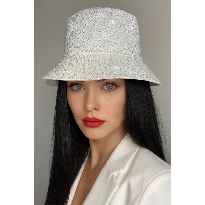 Beyaz Renk Taş Detaylı Tasarım Şapka