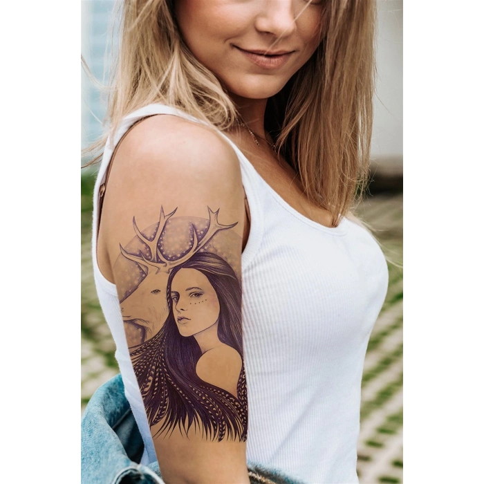 Geçici Kadın Modelli ve Geyik Dövme Tattoo