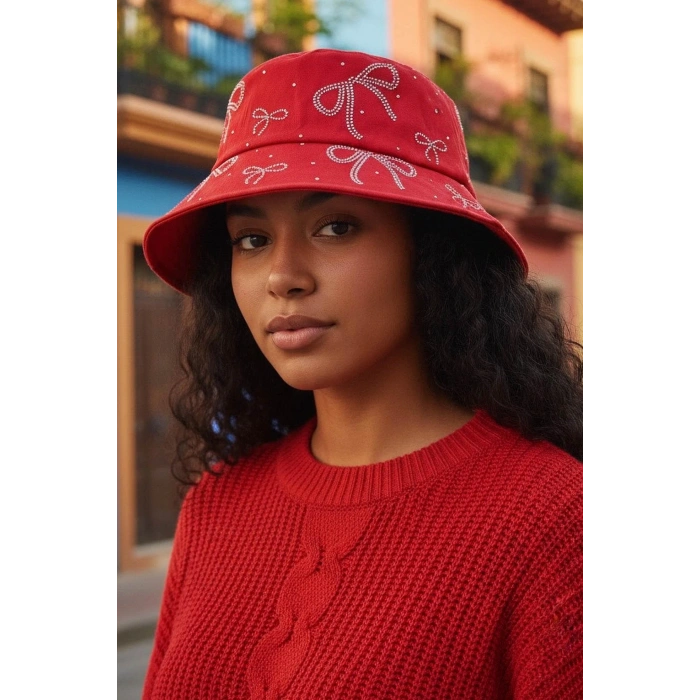 Kırmızı Renk Kurdele Figürlü Taş Detaylı Tasarım Şapka