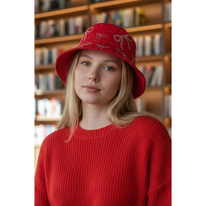 Kırmızı Renk Kurdele Figürlü Taş Detaylı Tasarım Şapka