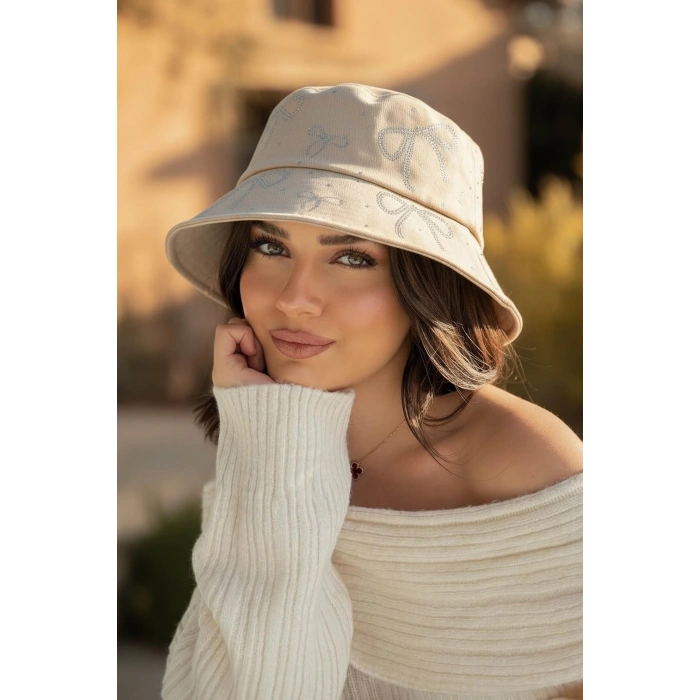 Krem Renk Kurdele Figürlü Taş Detaylı Tasarım Şapka