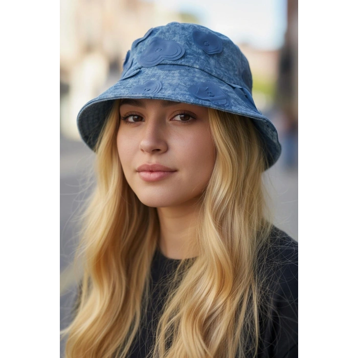 Mavi Renk Kalp Figürlü Tasarım Şapka