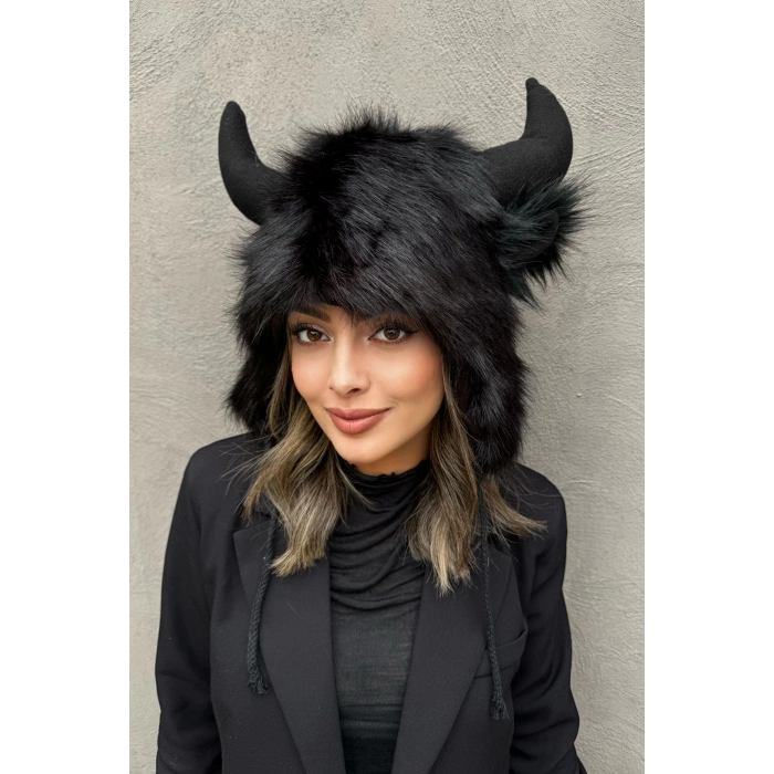 Siyah Renk Boynuz Detaylı Peluş Şapka