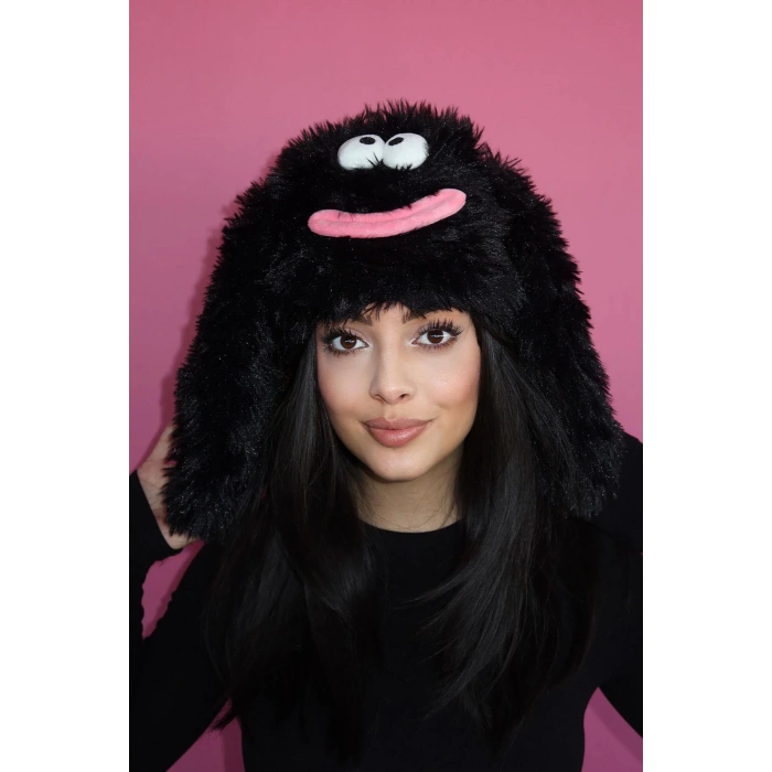 Siyah Renk Canavar Figürlü Kulaklı Peluş Şapka