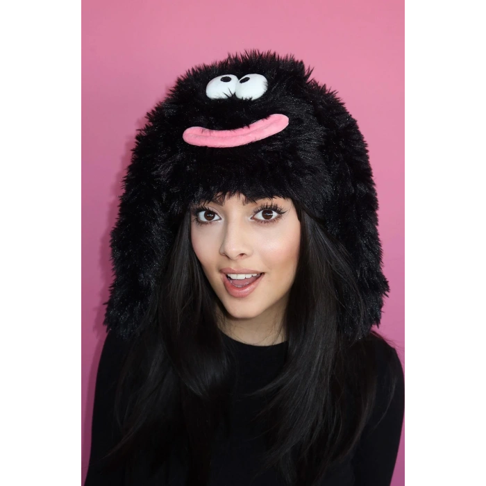 Siyah Renk Canavar Figürlü Kulaklı Peluş Şapka