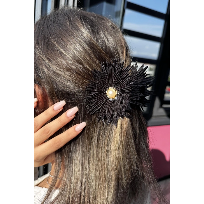 Siyah Renk Çiçek Figürlü İnci Detaylı Mandal Toka