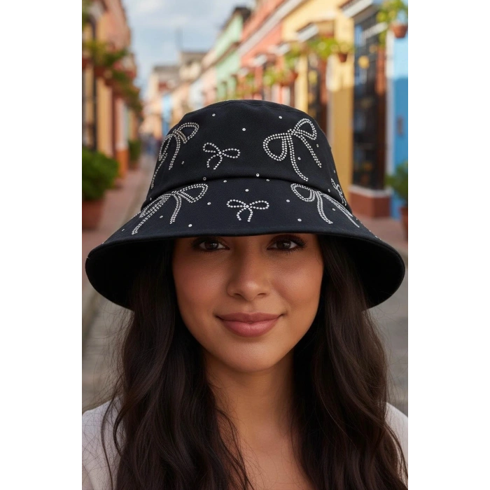 Siyah Renk Kurdele Figürlü Taş Detaylı Tasarım Şapka