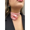 Pembe Renk Gül Detaylı Choker Kolye