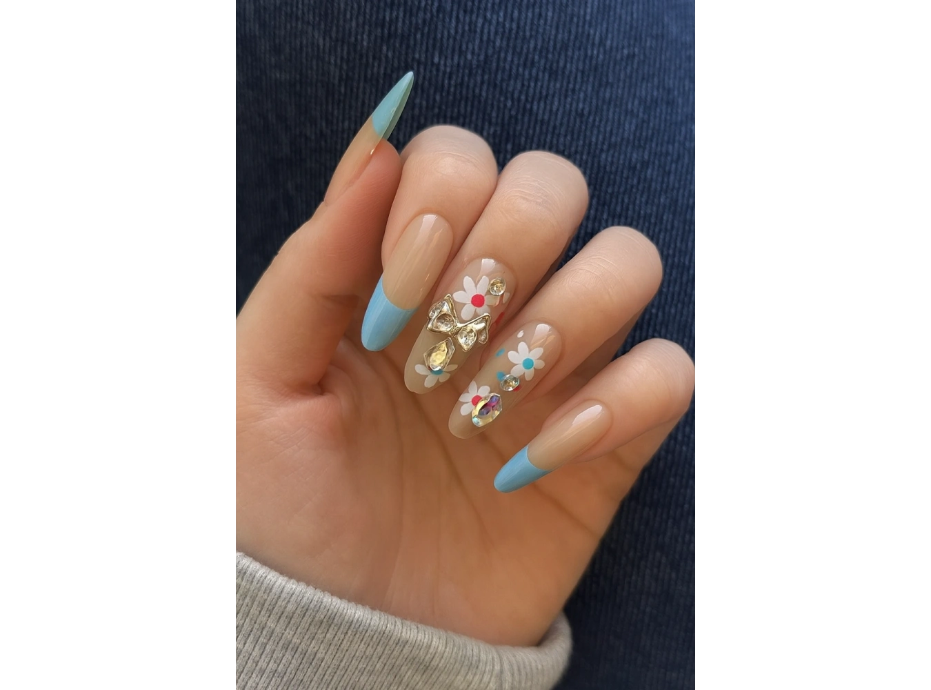 10lu Krem Ve Mavi Renk Çiçek Figürlü Taş Detaylı Takma Tırnak Set (Yapıştırıcılı)