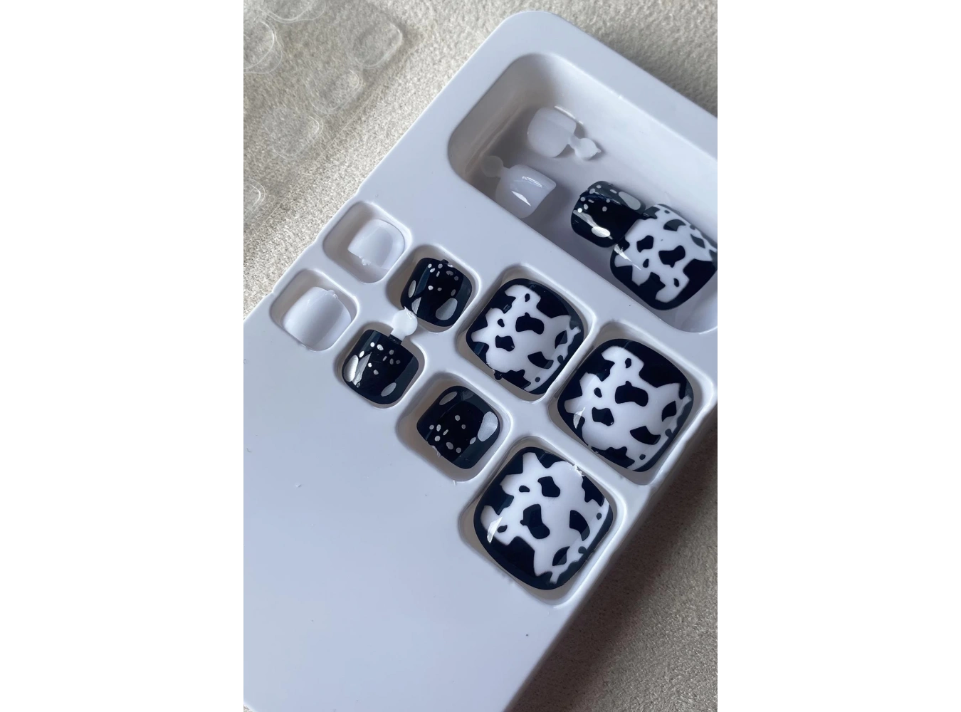 12li Beyaz Renk İnek Figürlü Ayak Takma Tırnak