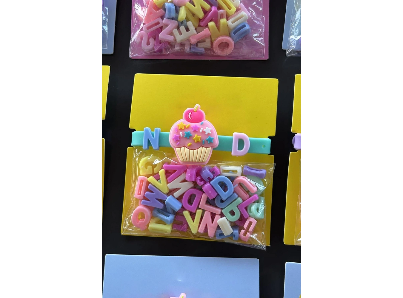 12li Karışık Figürlü Charmlı Çocuk Bileklik Set