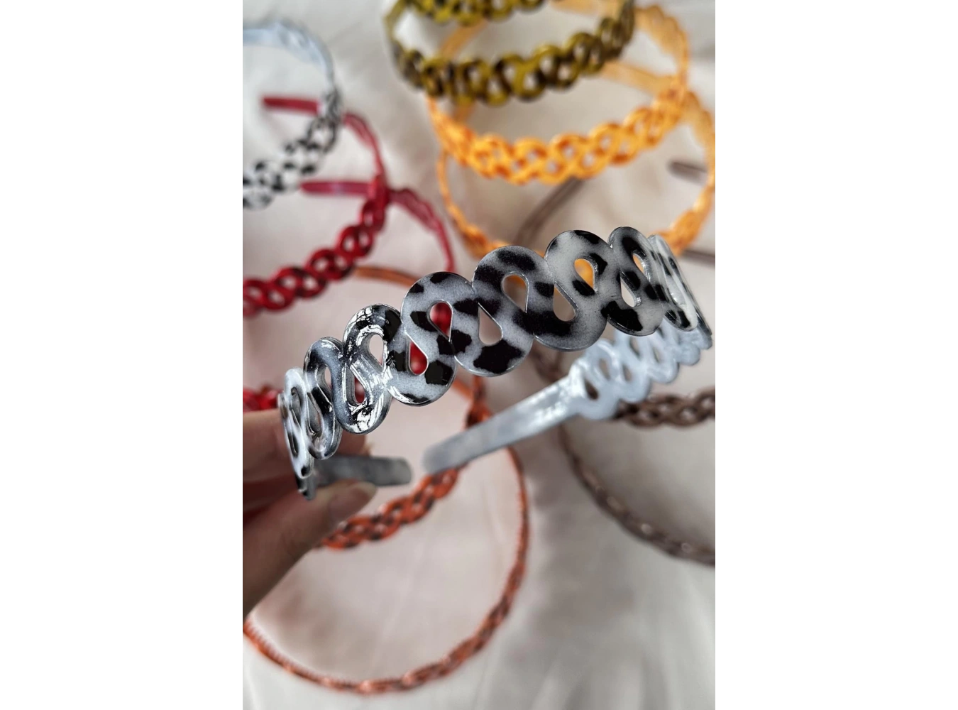 12li Karışık Renk Burgu Detaylı Taç