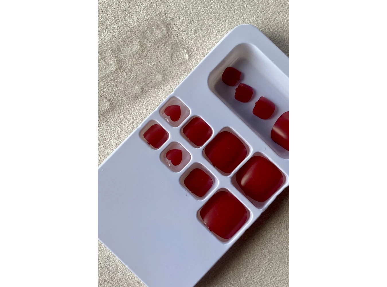 12li Kırmızı Renk Kalp Figürlü Ayak Takma Tırnak