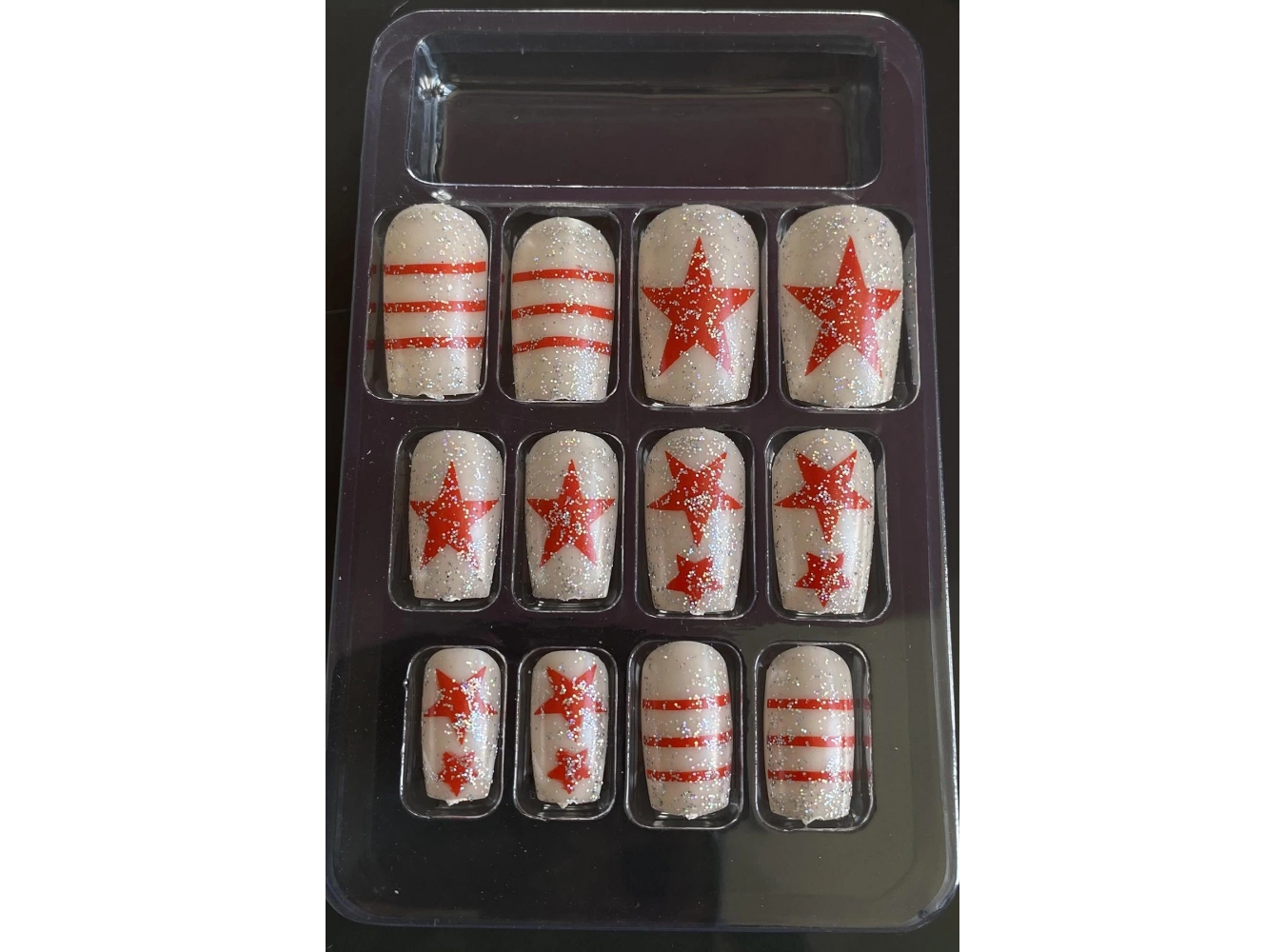 12li Kırmızı Ve Beyaz Renk Yıldız Figürlü Takma Tırnak Seti