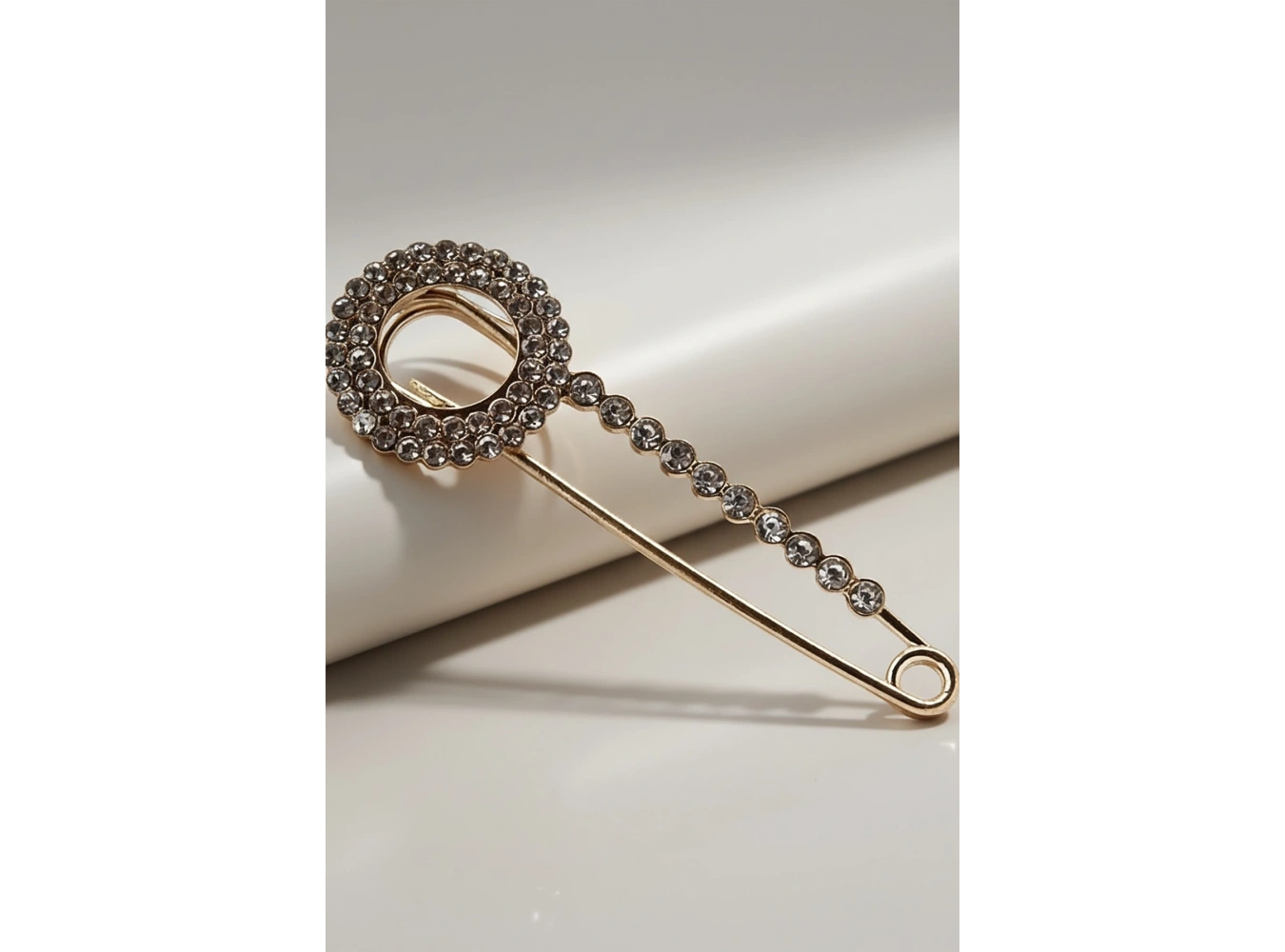 Altın Renk Taş Detaylı Eşarp İğnesi /Broş