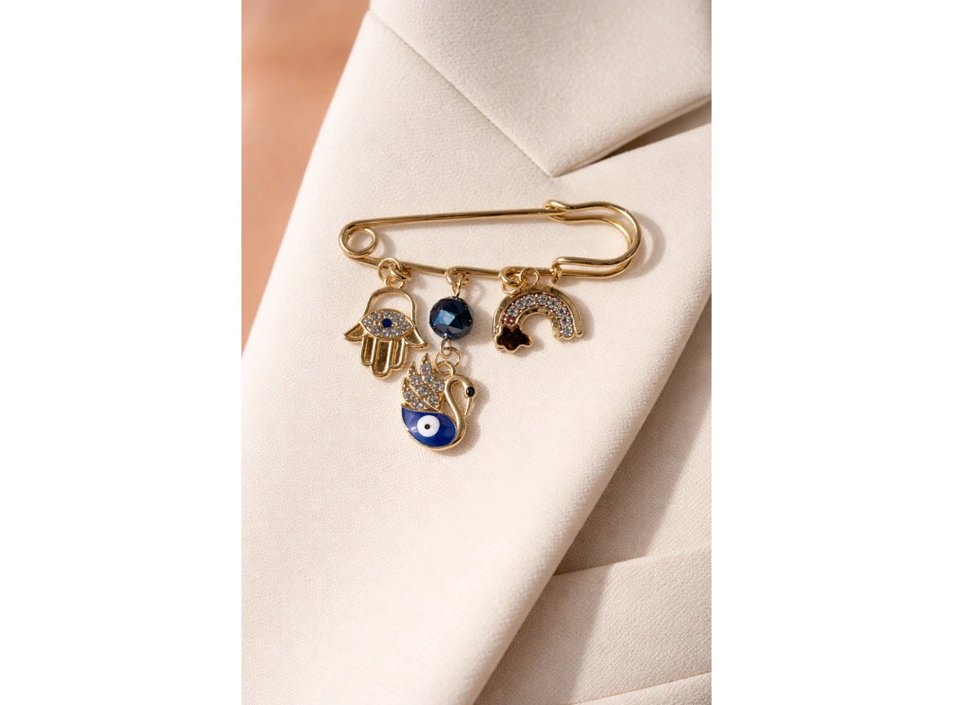 Altın Renk Nazar Boncuğu Detaylı Karışık Figürlü Broş