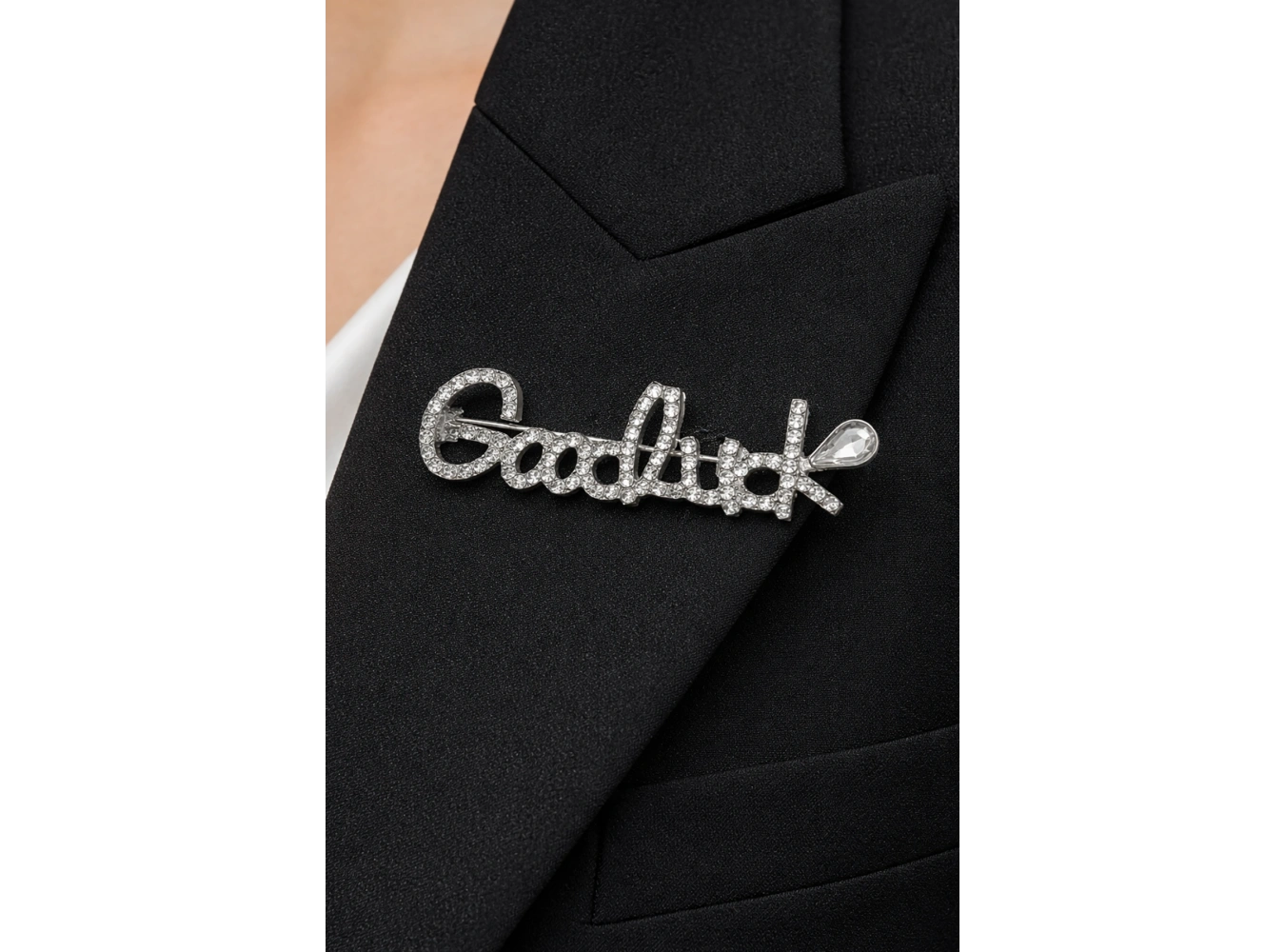 Gümüş Renk Good Luck Yazılı Taşlı Broş