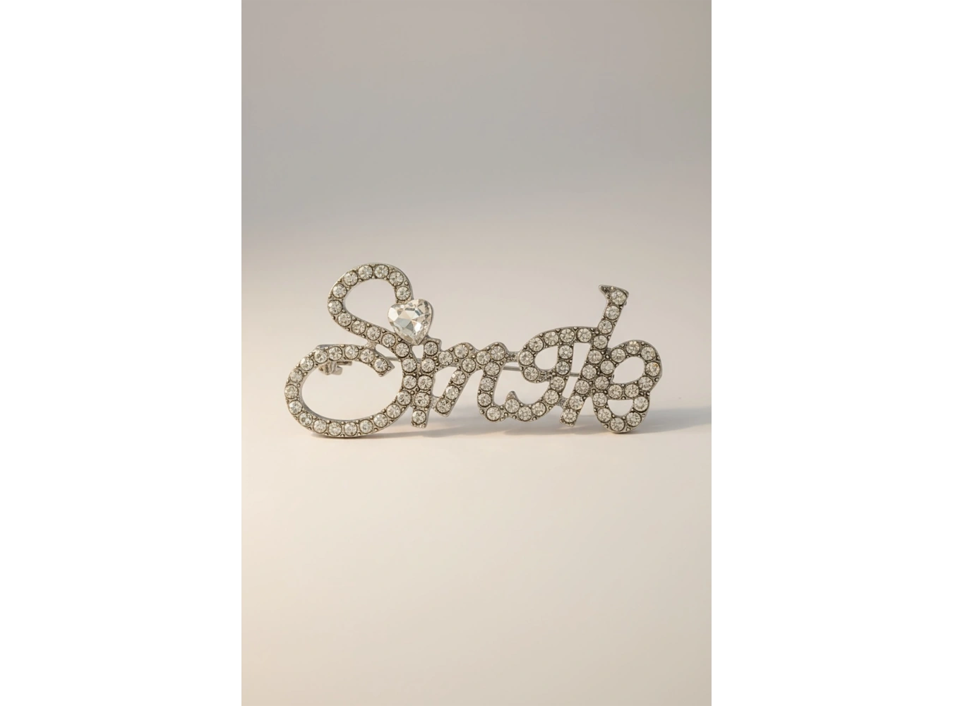 Gümüş Renk Single Yazılı Taşlı Broş