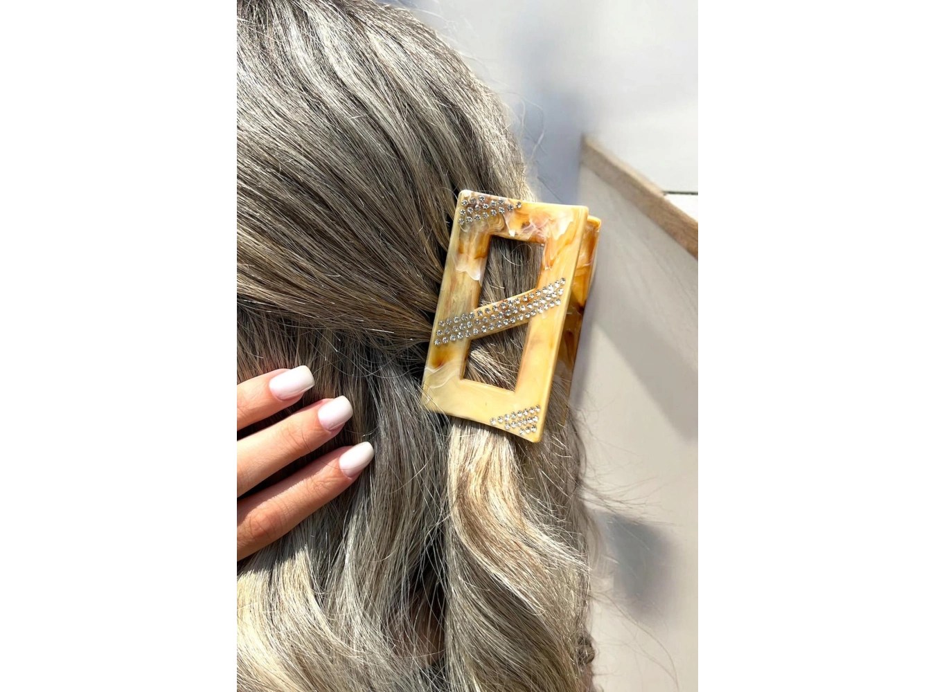 Açık Kahve Renk Mermer Desenli Taş Detaylı Kemik Mandal Toka